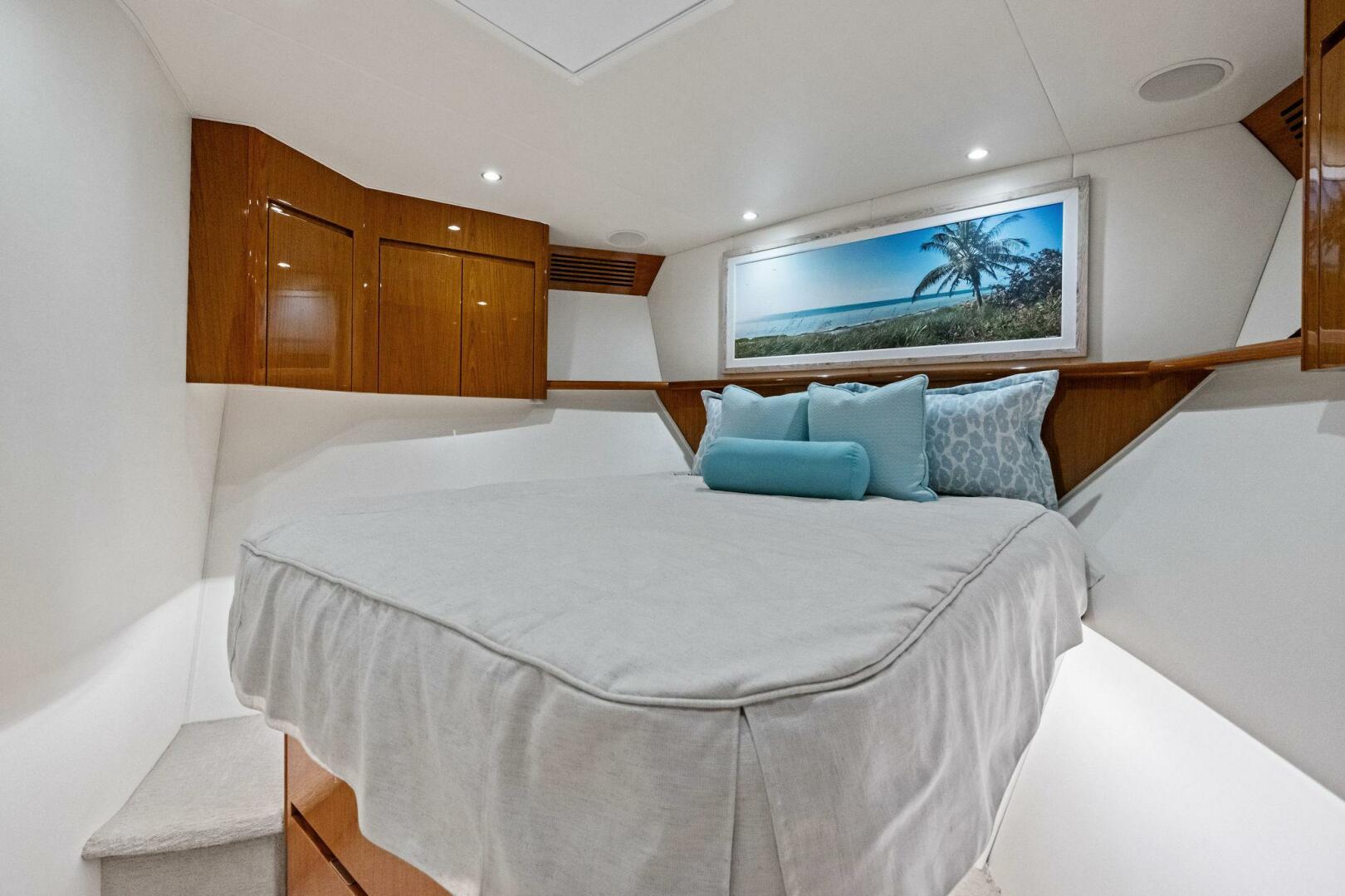 2012 Viking 82 Convertible - Image 33