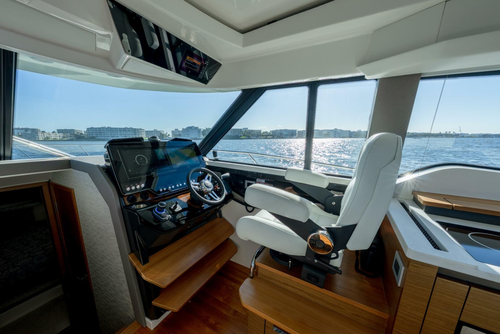 2025 Tiara Yachts 43 LE - Image 22
