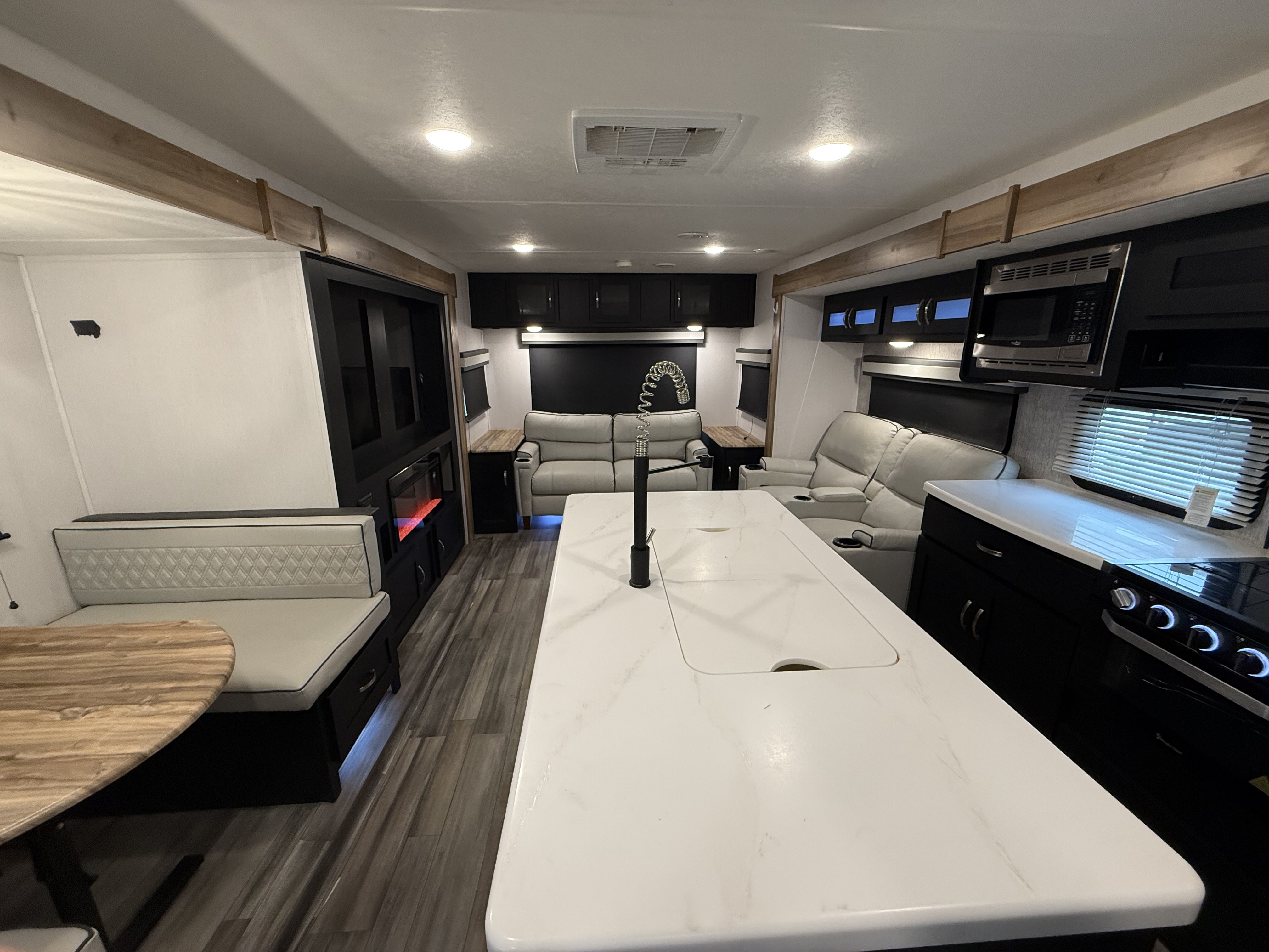 2022 Coachmen Freedom Express Liberty Edition 324RLDSLE - Image 12