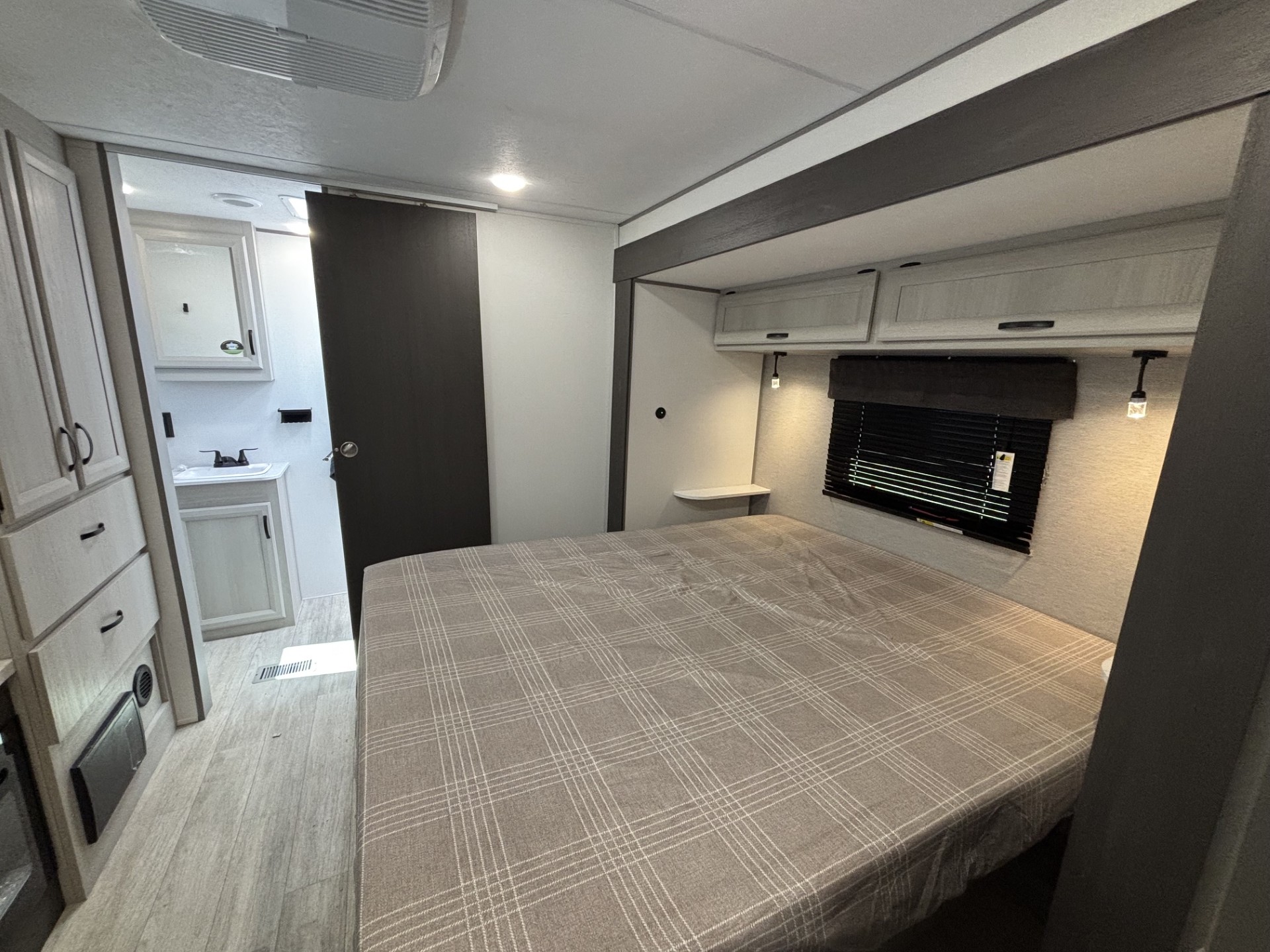2027 Coachmen Catalina Legacy Edition 333DBDSCK - Image 16