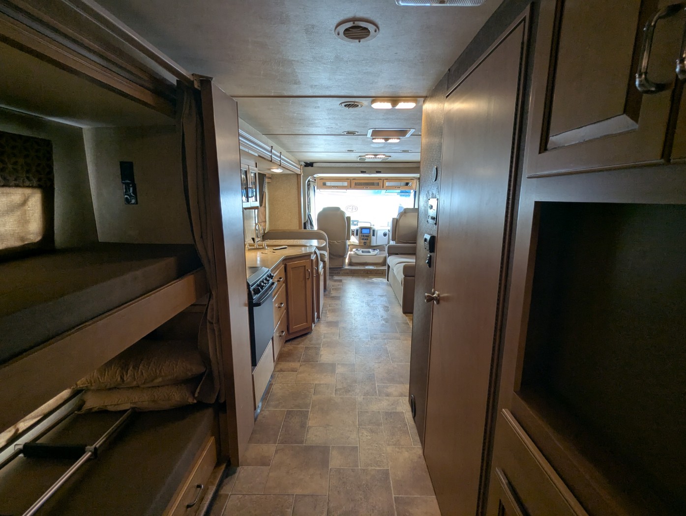2016 Thor Motor Coach Hurricane 34J - Image 31