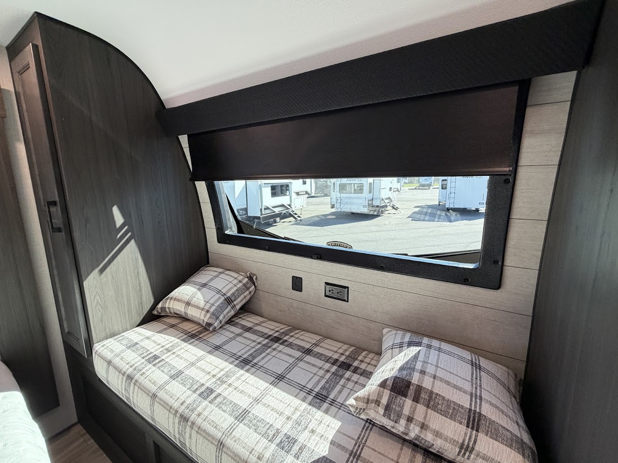 2026 VENTURE RV SPORTTREK 353VIK - Image 44
