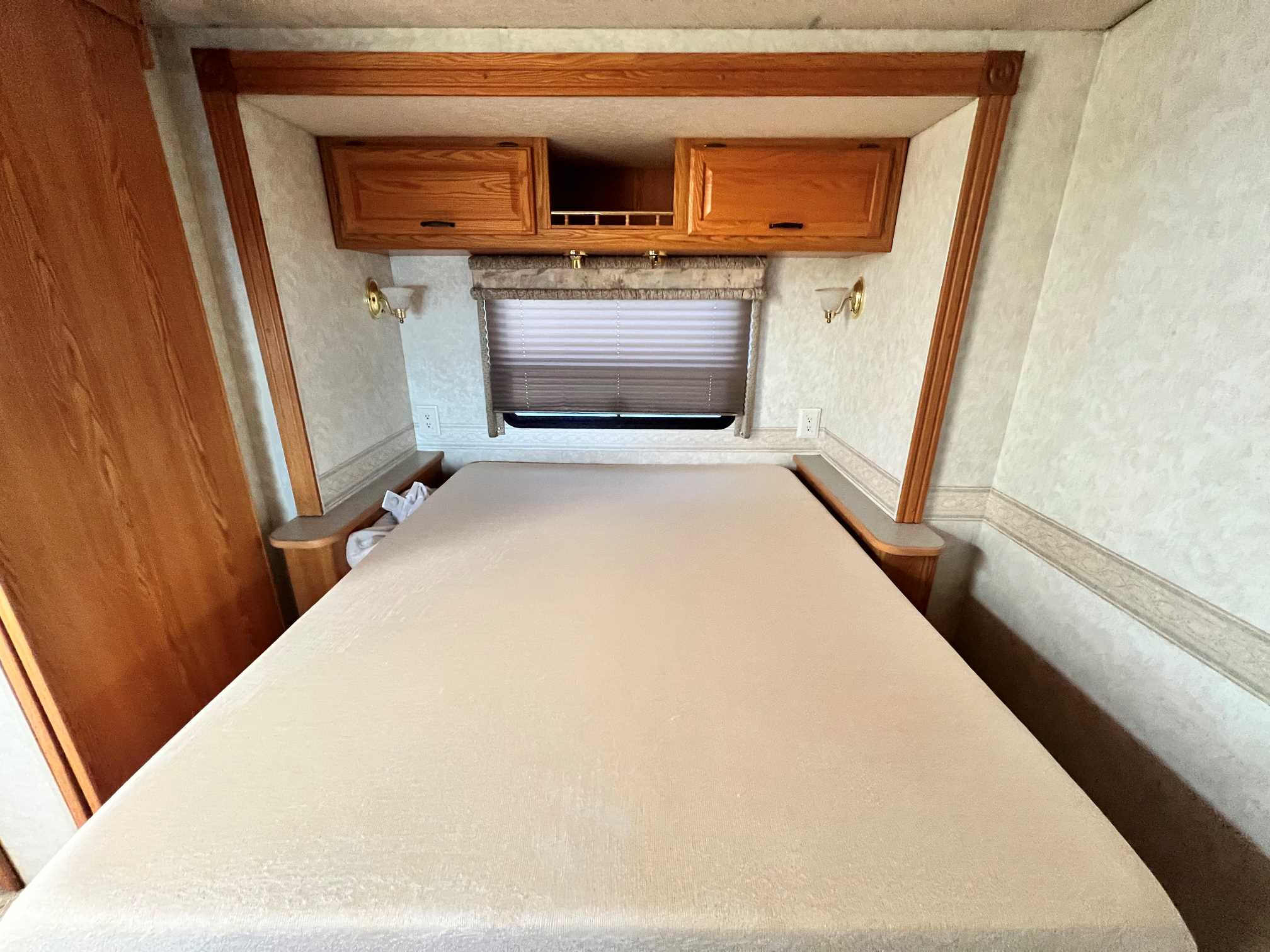 2004 Winnebago Brave 32V - Image 25