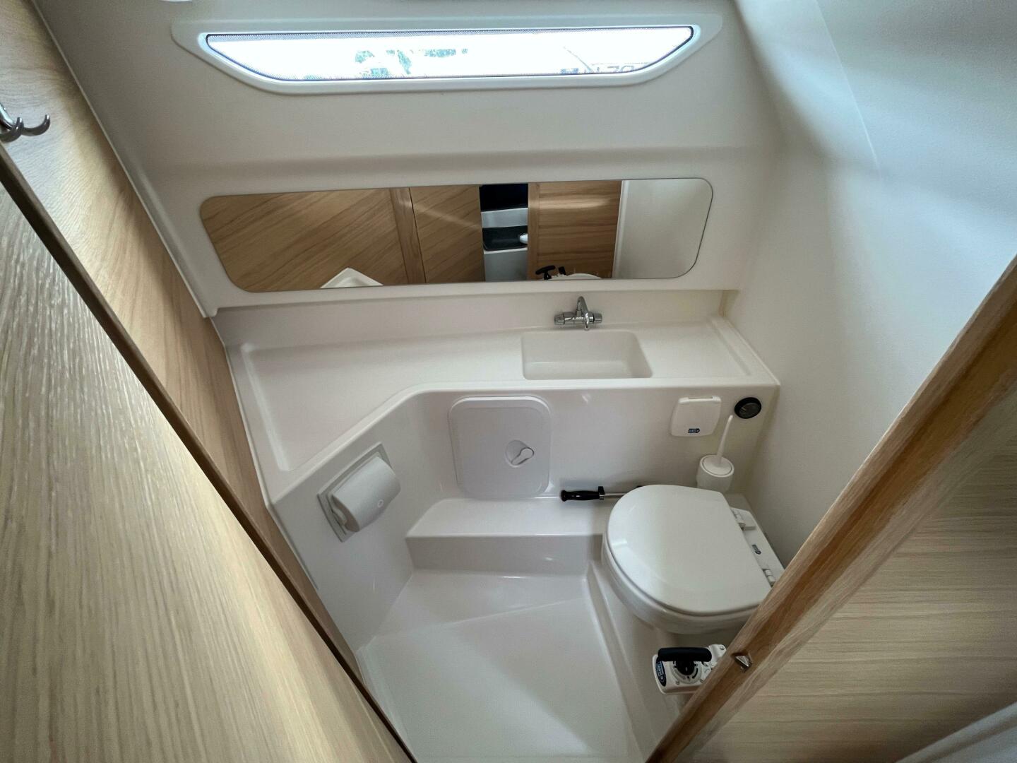 2001 Cruisers Yachts 3470 - Image 11