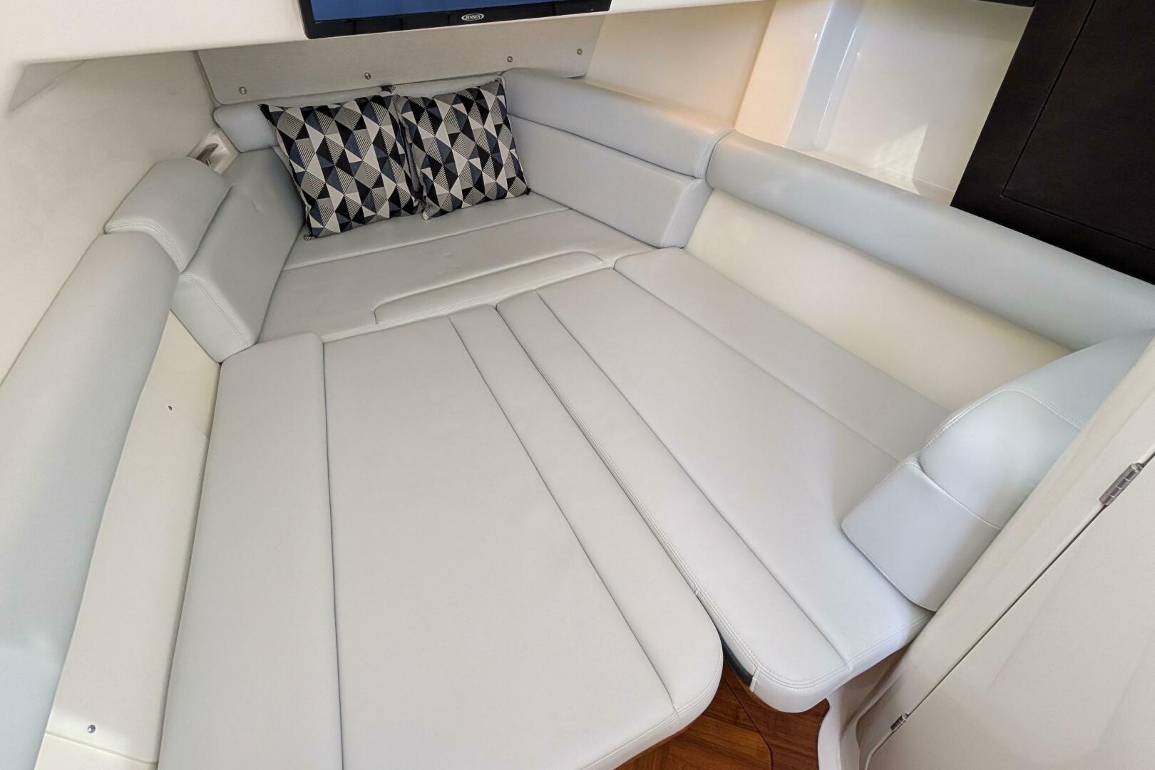 2024 Boston Whaler 350 Realm - Image 25