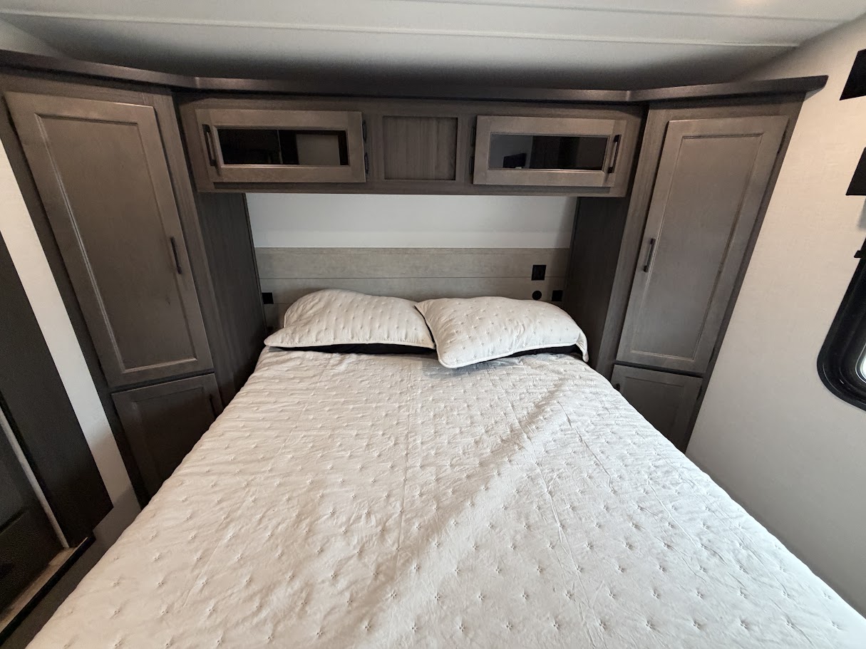 2027 VENTURE RV SPORTTREK 303VIK - Image 29