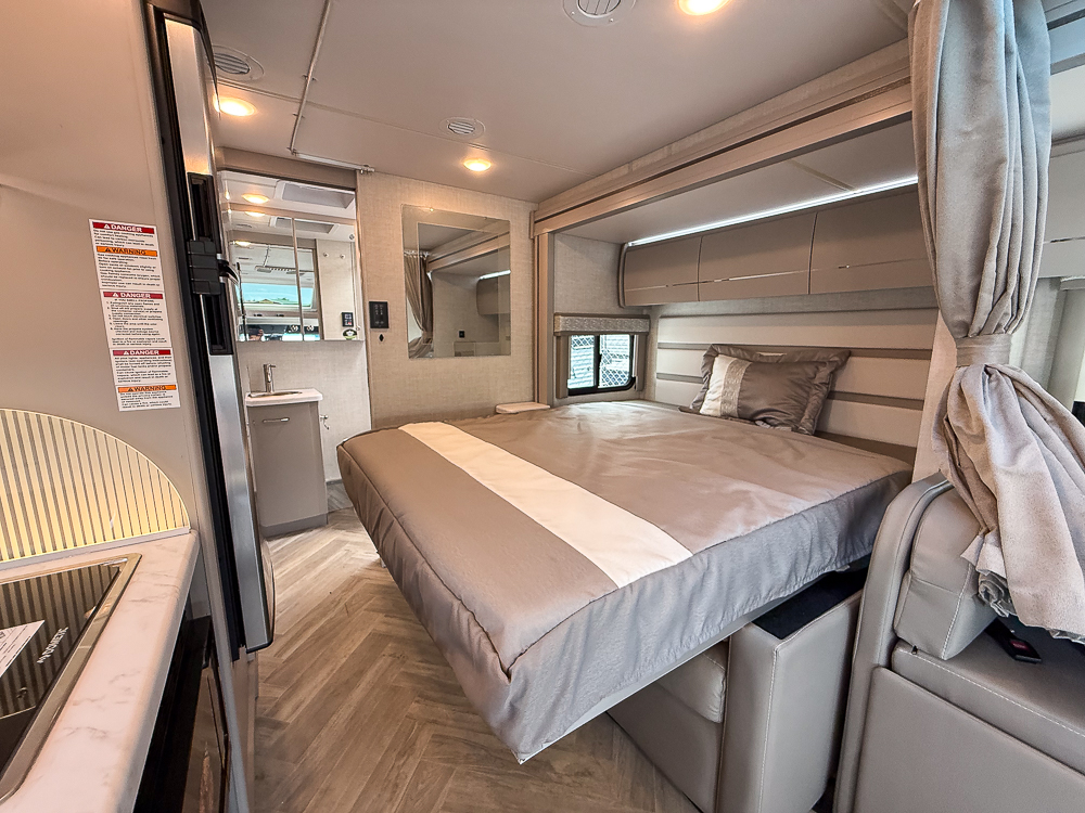 2025 THOR MOTORCOACH 24FB - Image 54