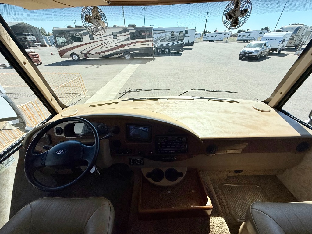 2011 Winnebago Vista 35F - Image 11