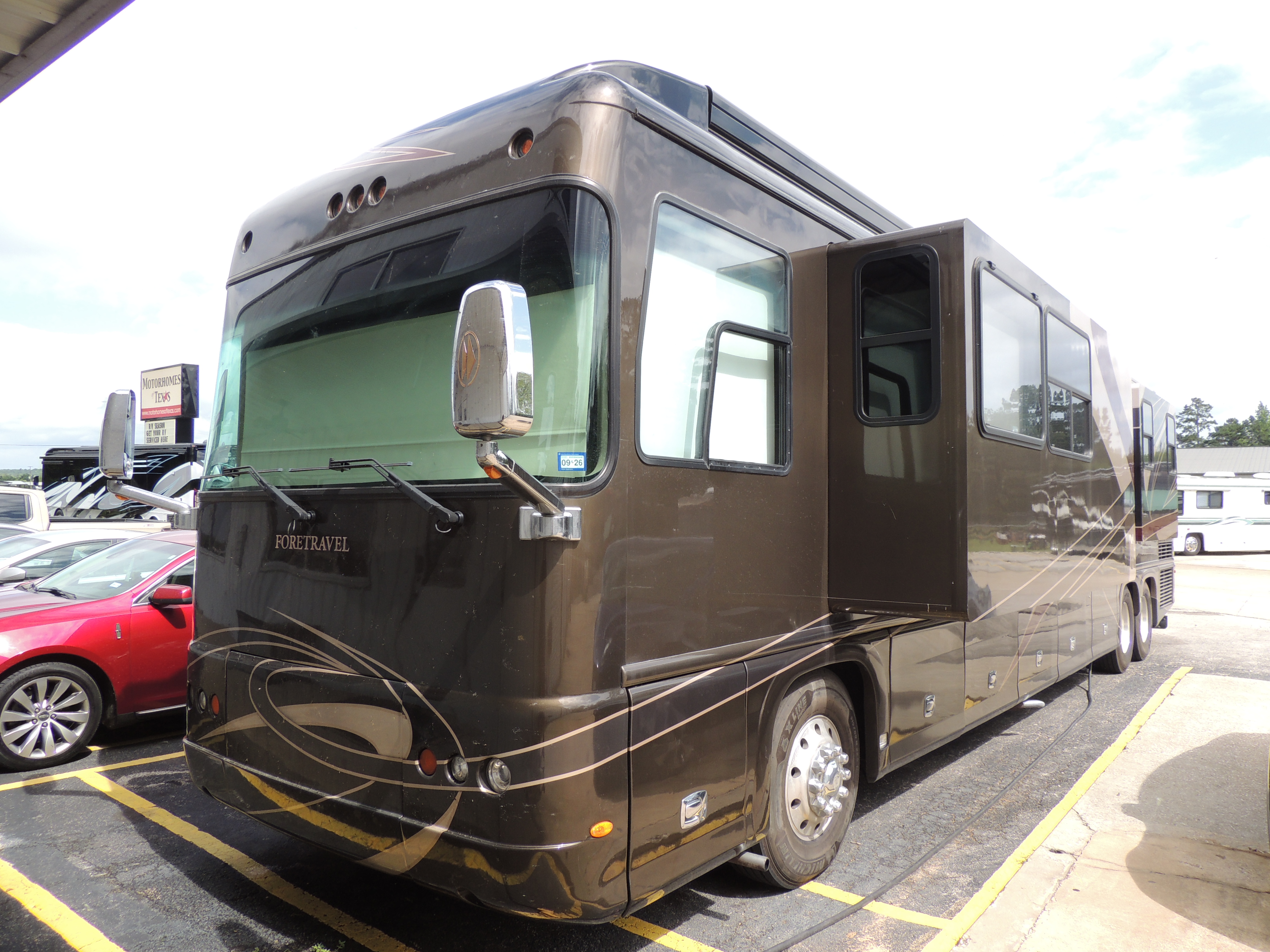 2010 Foretravel Phenix 45' Custom - exterior 2