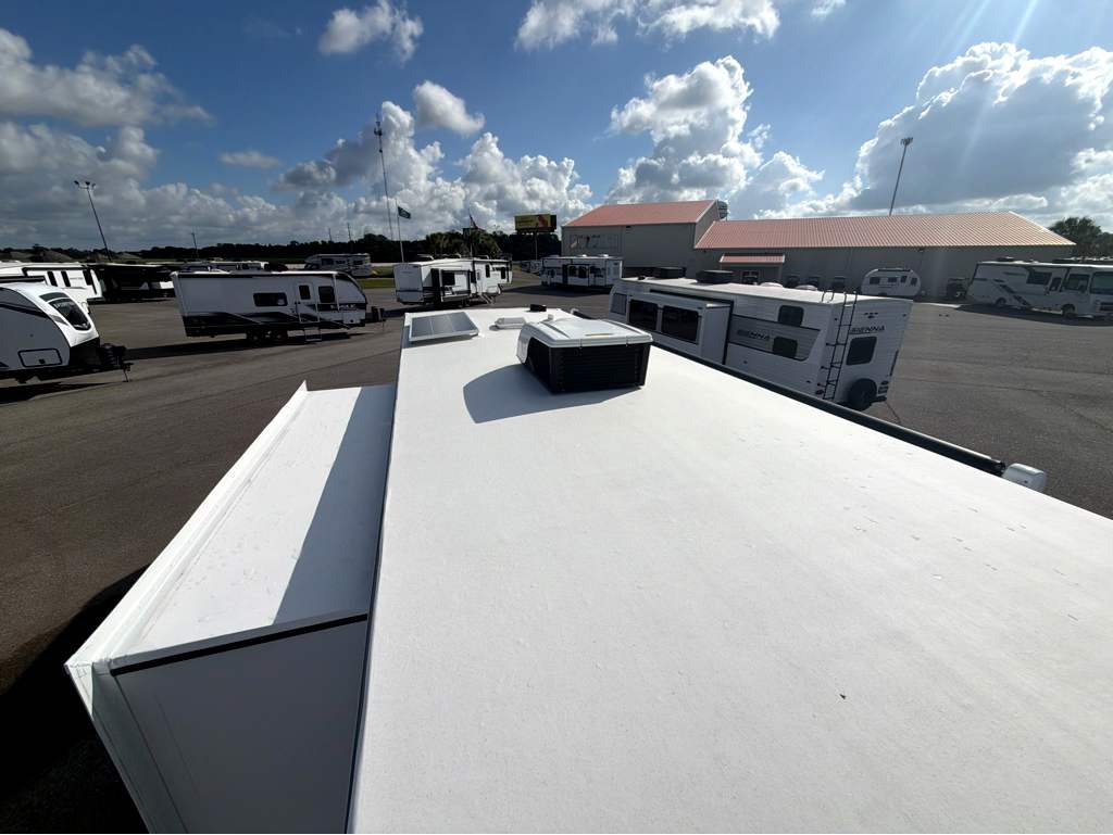 2027 VENTURE RV SIENNA 241VRD - Image 18