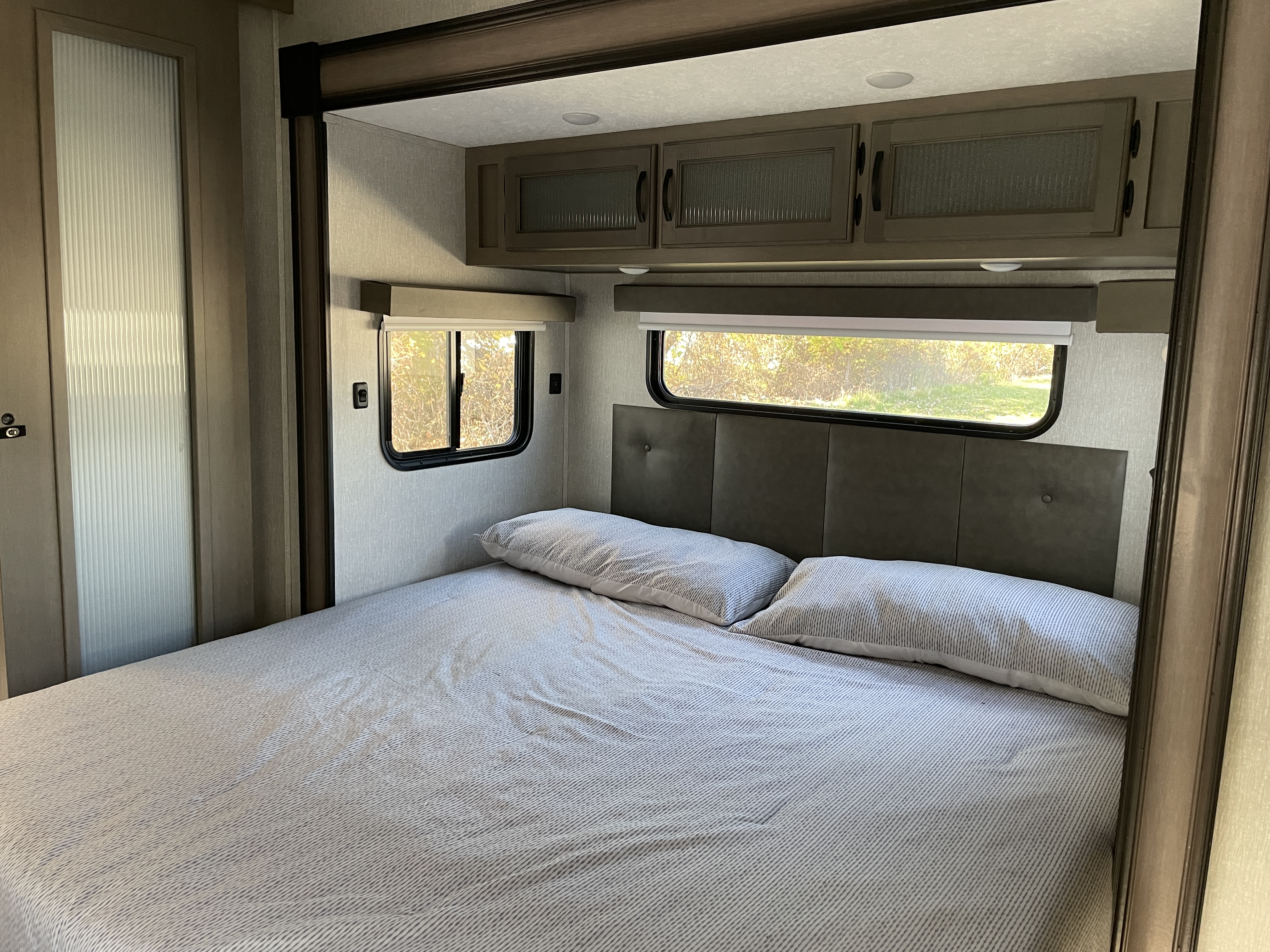 2022 Coachmen Chaparral 334FL - Image 28