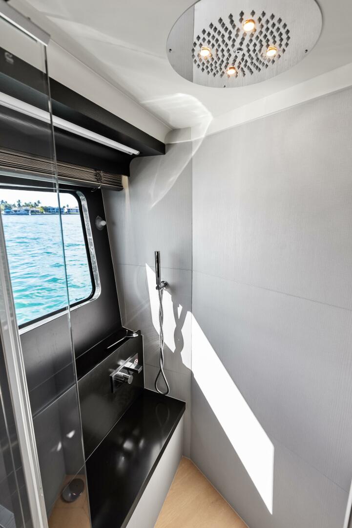 2025 Absolute 75 Navetta - Image 29
