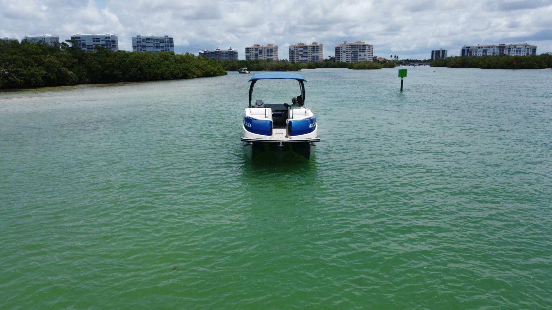 2021 Harris Crowne SL 270 Twin Engine - Image 3