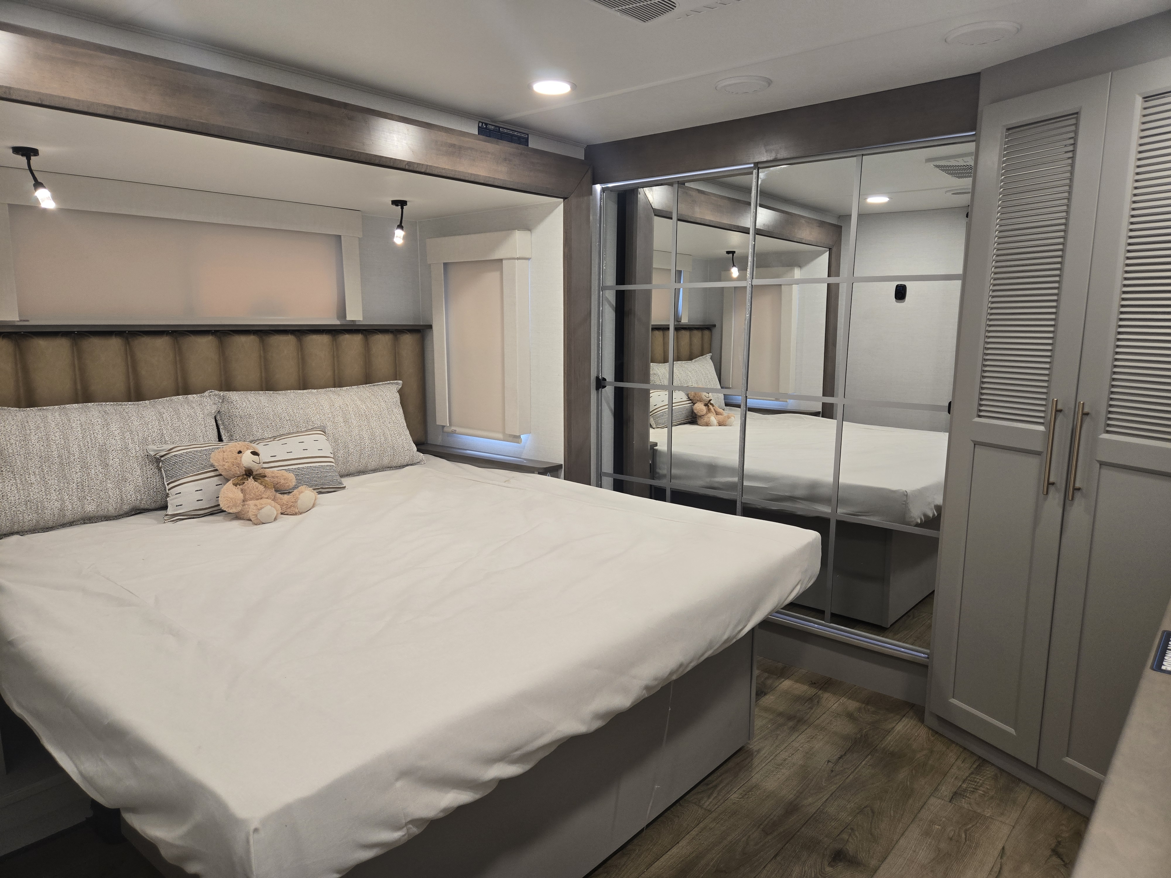 2026 Alliance RV Paradigm 310RL - Image 19