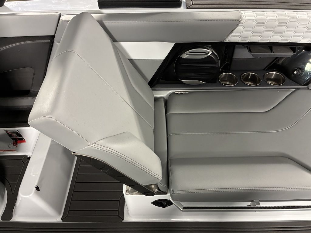 2026 MasterCraft XT24 - Image 36