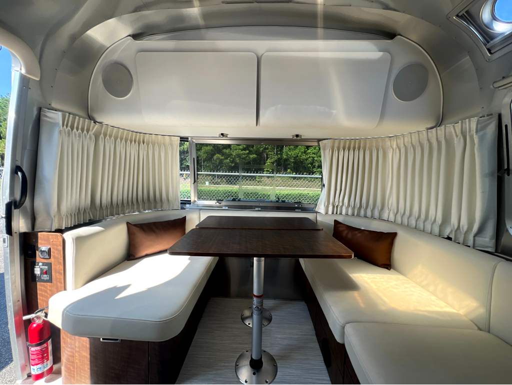 2022 AIRSTREAM GLOBETROTTER 25FBT - Image 6