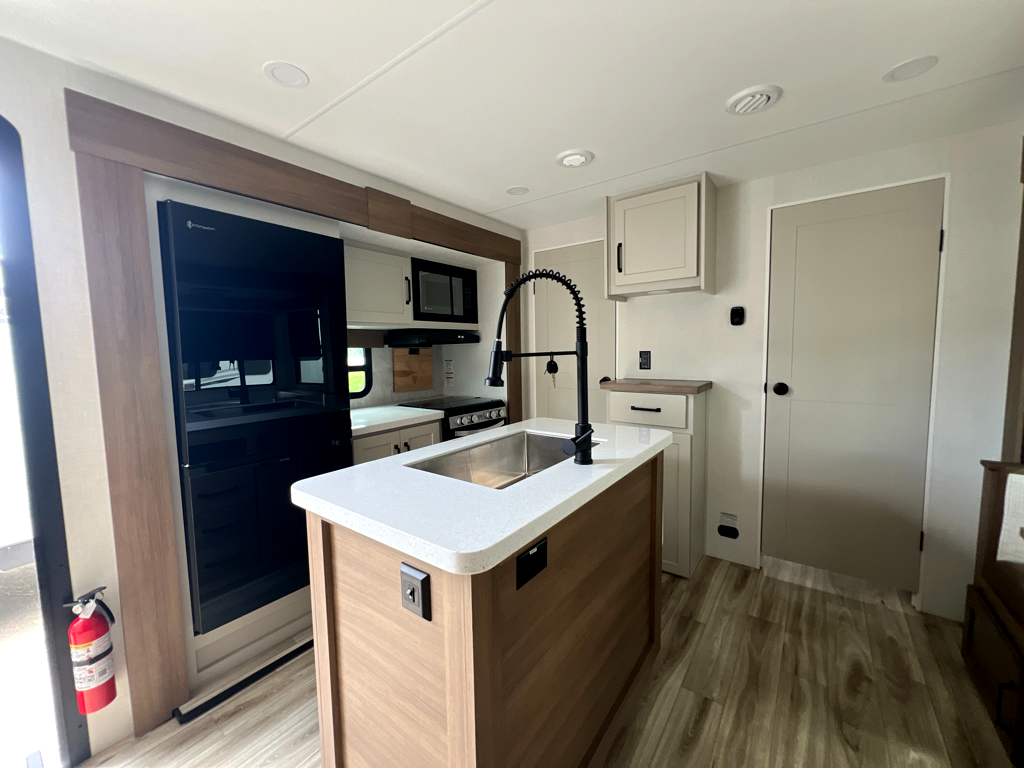 2027 VENTURE RV SPORTTREK 333VIK - Image 11