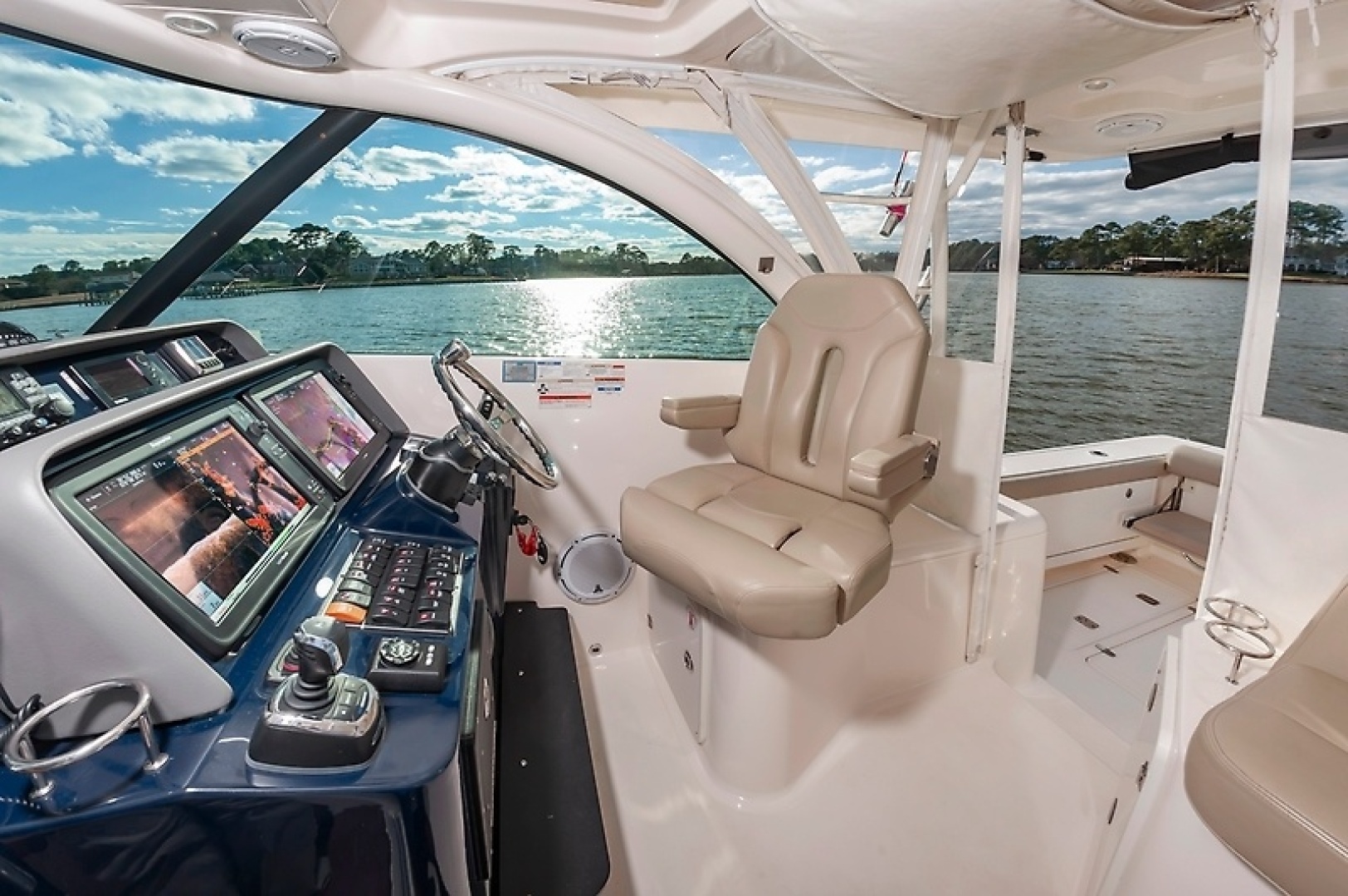 2015 PURSUIT 385 OS Base - Image 18