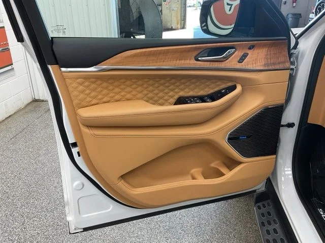2025 Jeep Grand-Cherokee-L Laredo Altitude 4x4 - Image 11