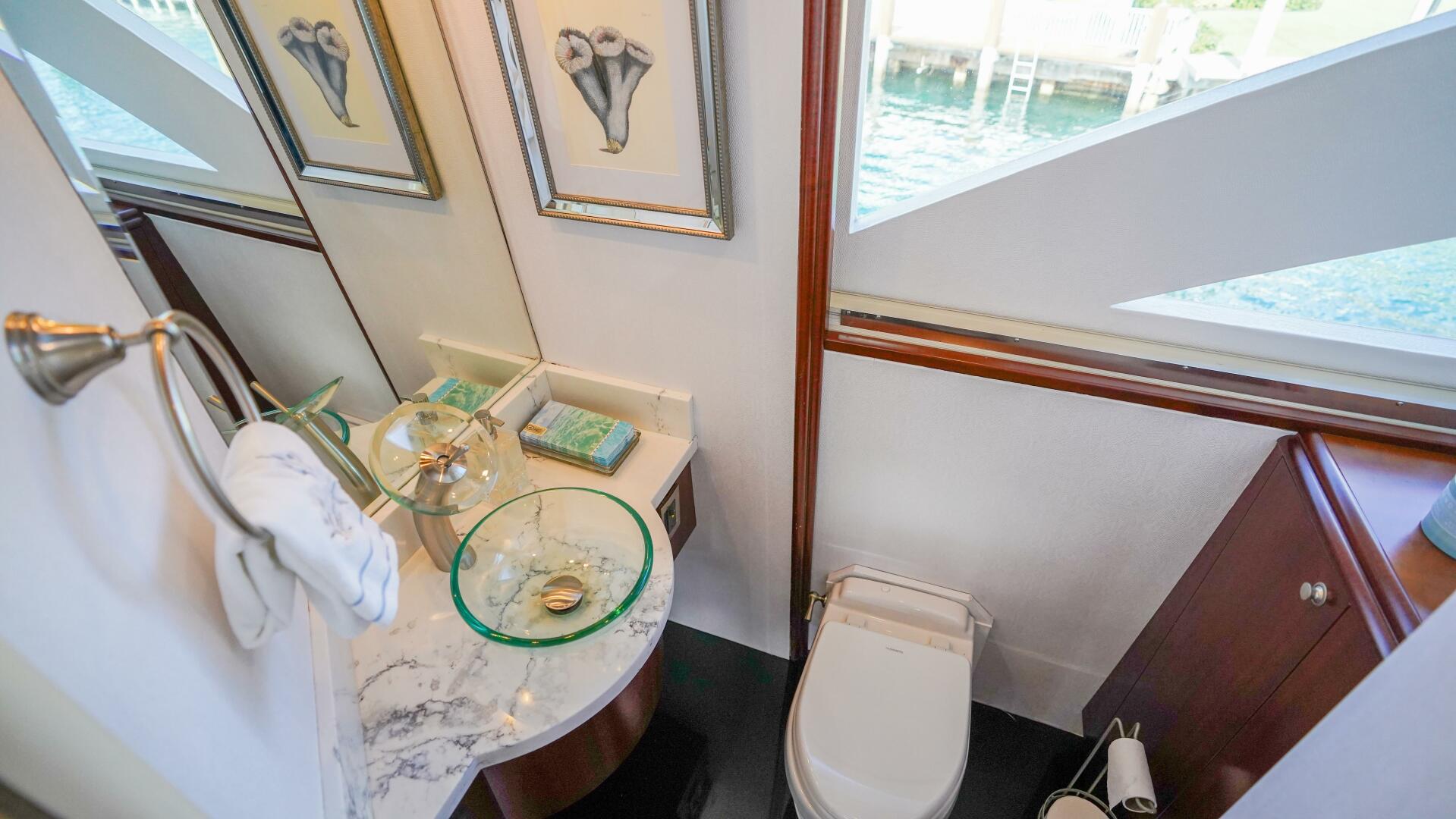 2004 Lazzara Yachts 80 SL - Image 34