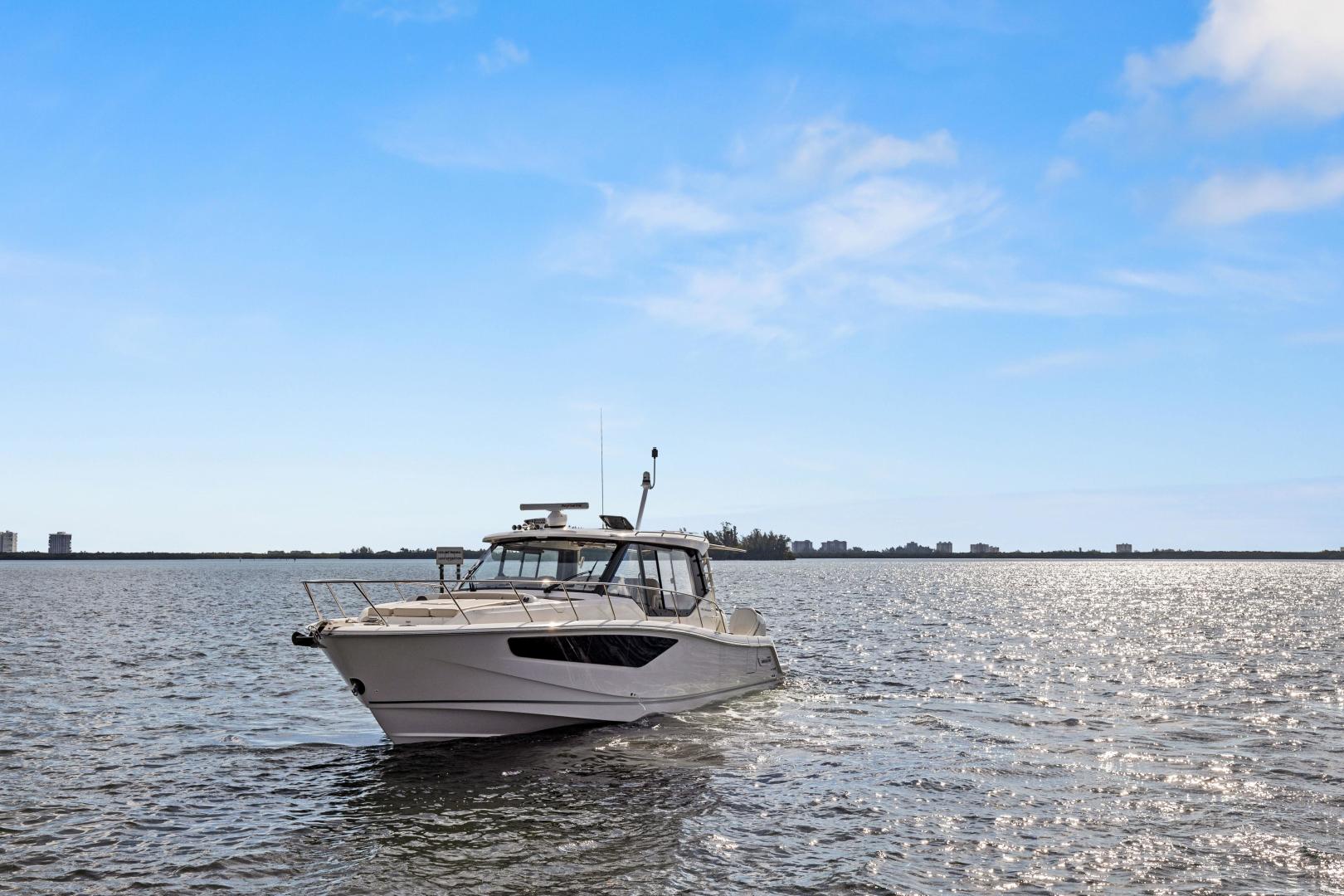 2022 Boston Whaler 405 Conquest - Image 5