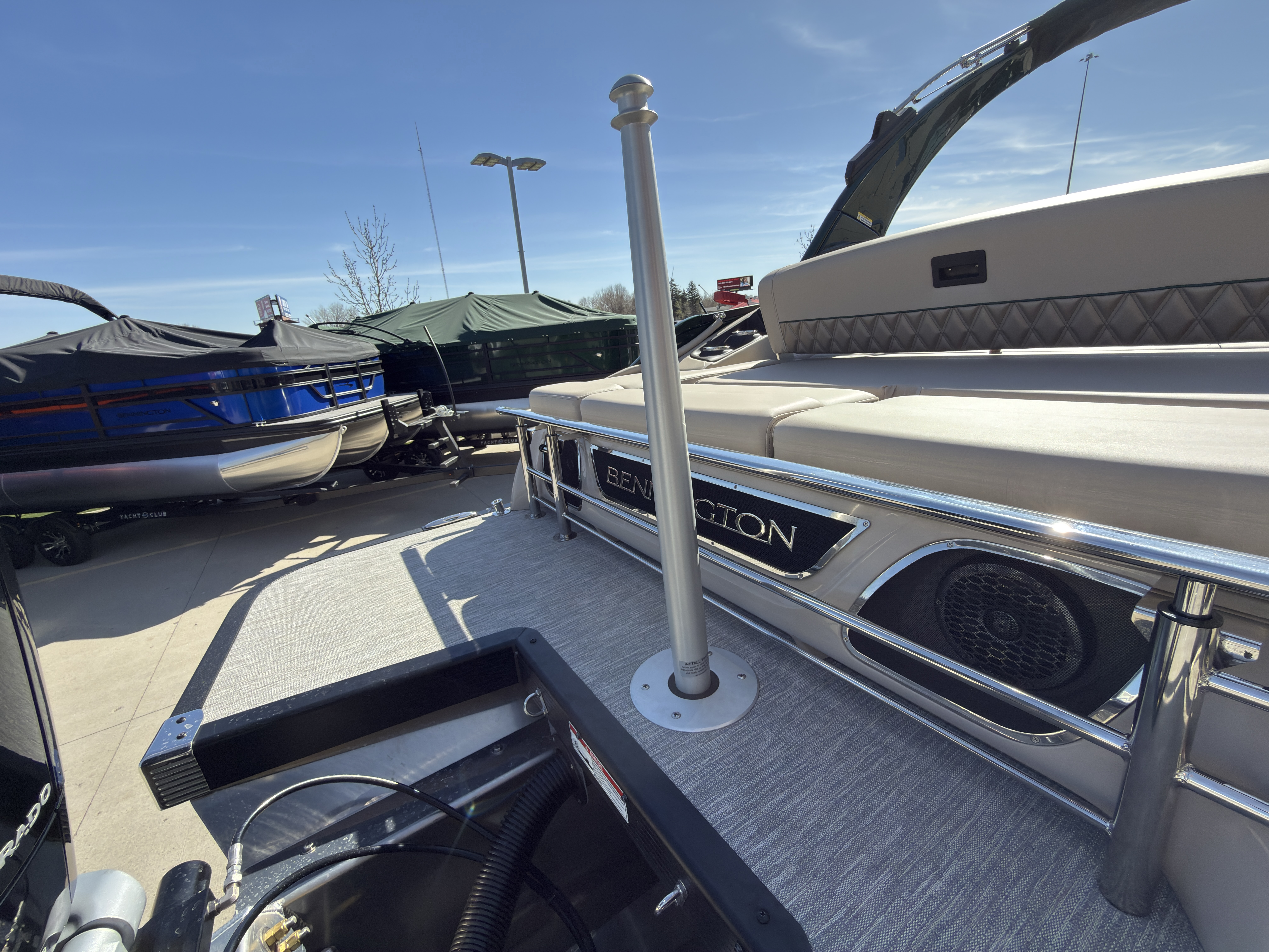 2026 Bennington 25QXSBA 425HP V10 Tritoon Pontoon - Image 48