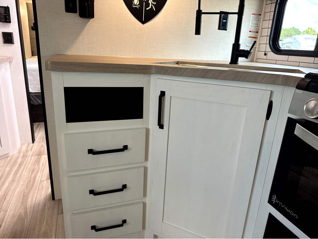 2027 VENTURE RV SIENNA 241VRD - Image 23