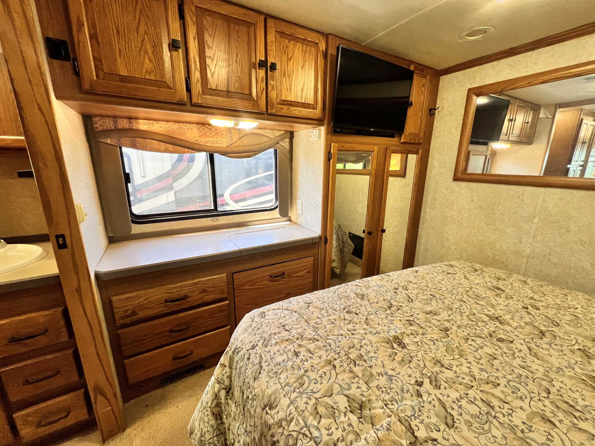 2005 Tiffin Allegro Bay 34XB - Image 28