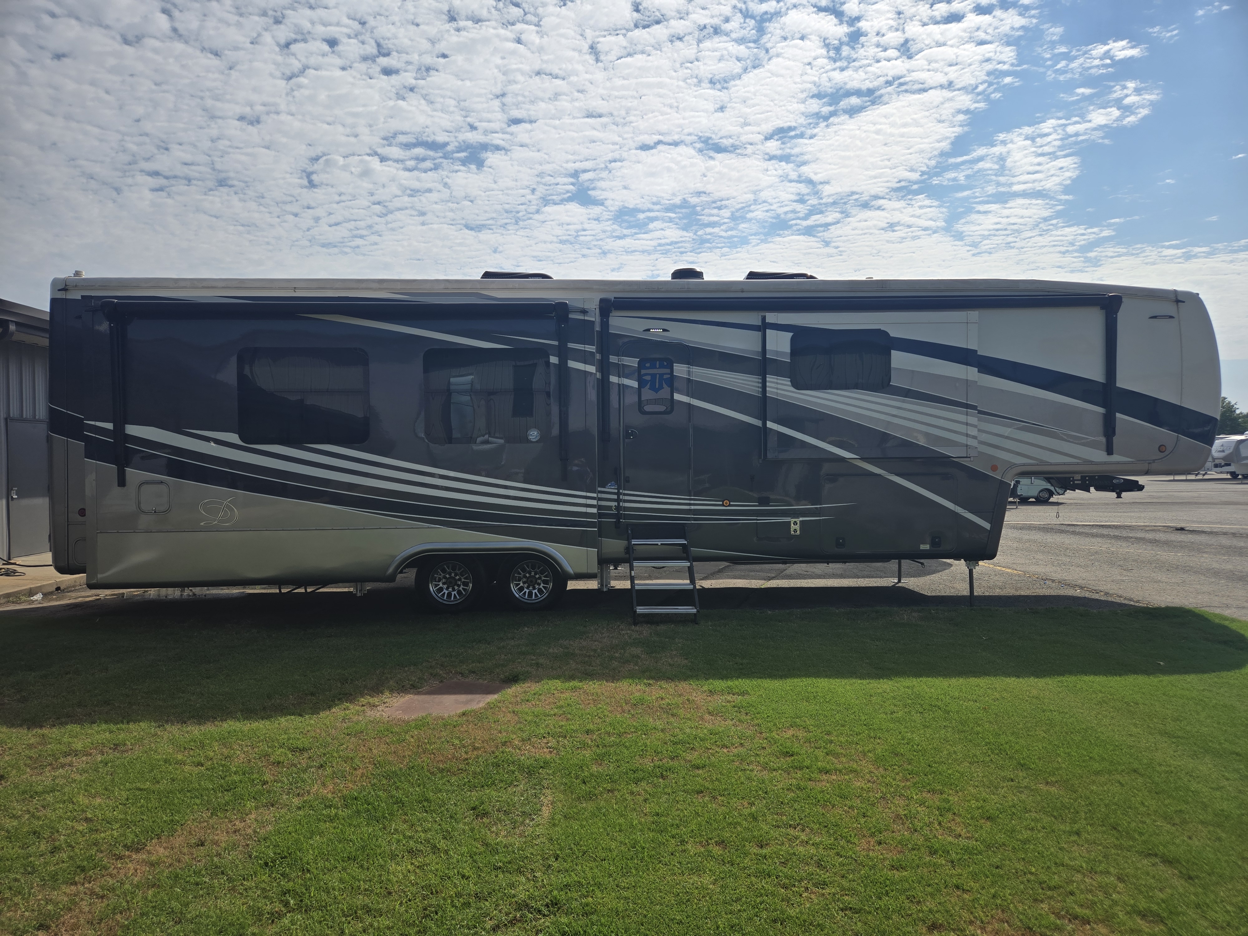 2021 DRV Mobile Suites 41RKDB - Image 7