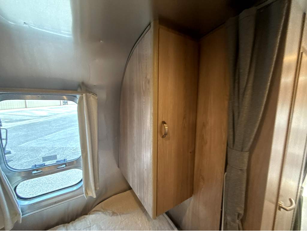 2027 AIRSTREAM FLYING CLOUD 25FBT - Image 30