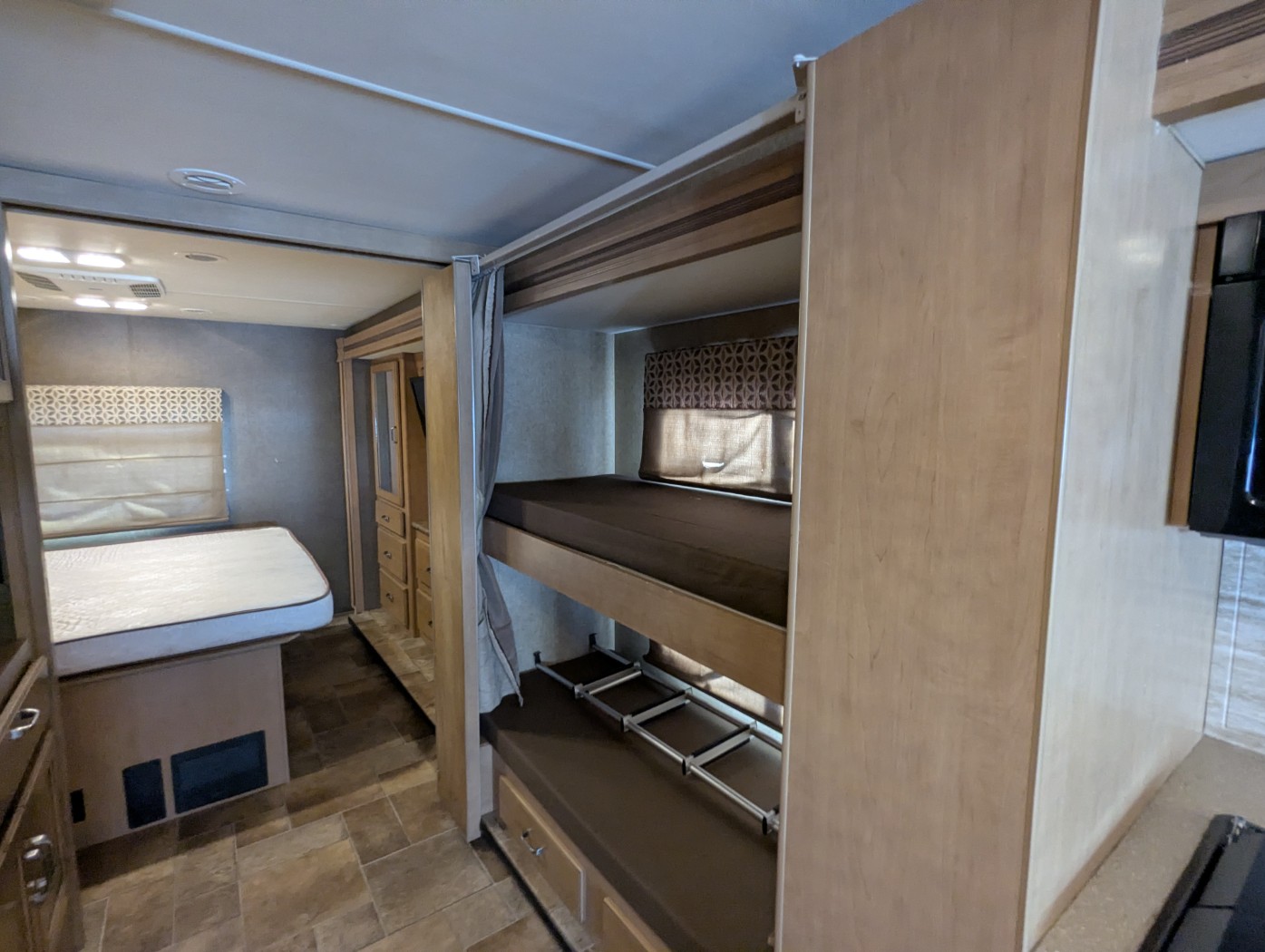 2016 Thor Motor Coach Hurricane 34J - Image 19