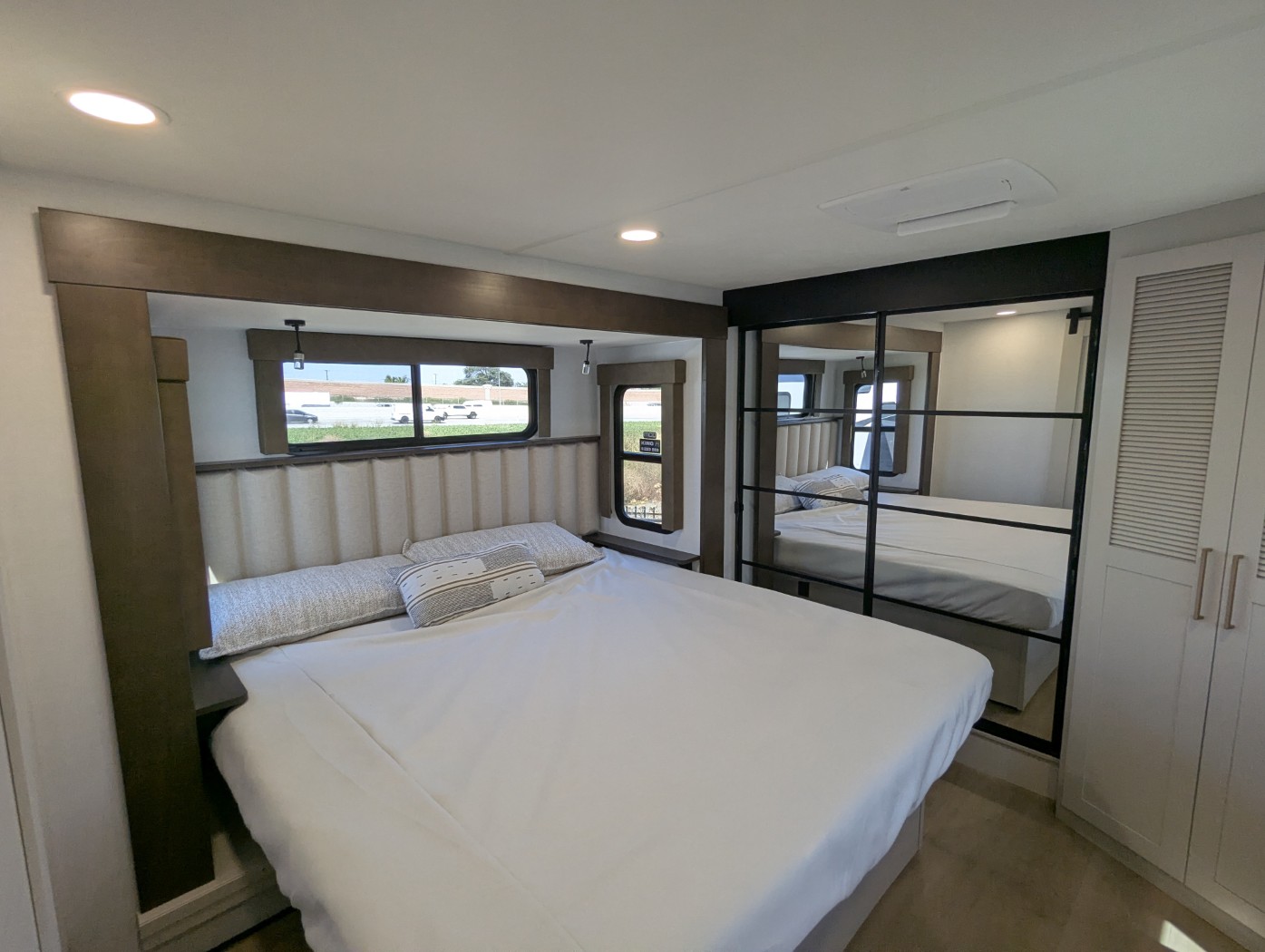 2027 Alliance RV Paradigm 312RK - Image 8