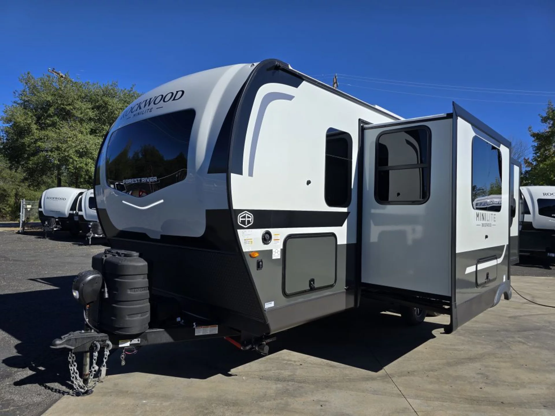 2026 FOREST RIVER ROCKWOOD MINI LITE 2519S - Image 2