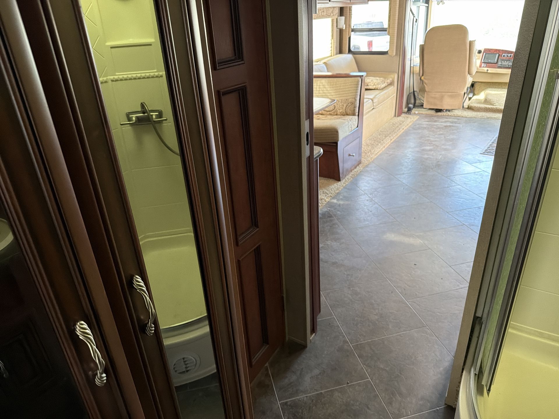 2014 Newmar Bay Star 3309 - Image 47