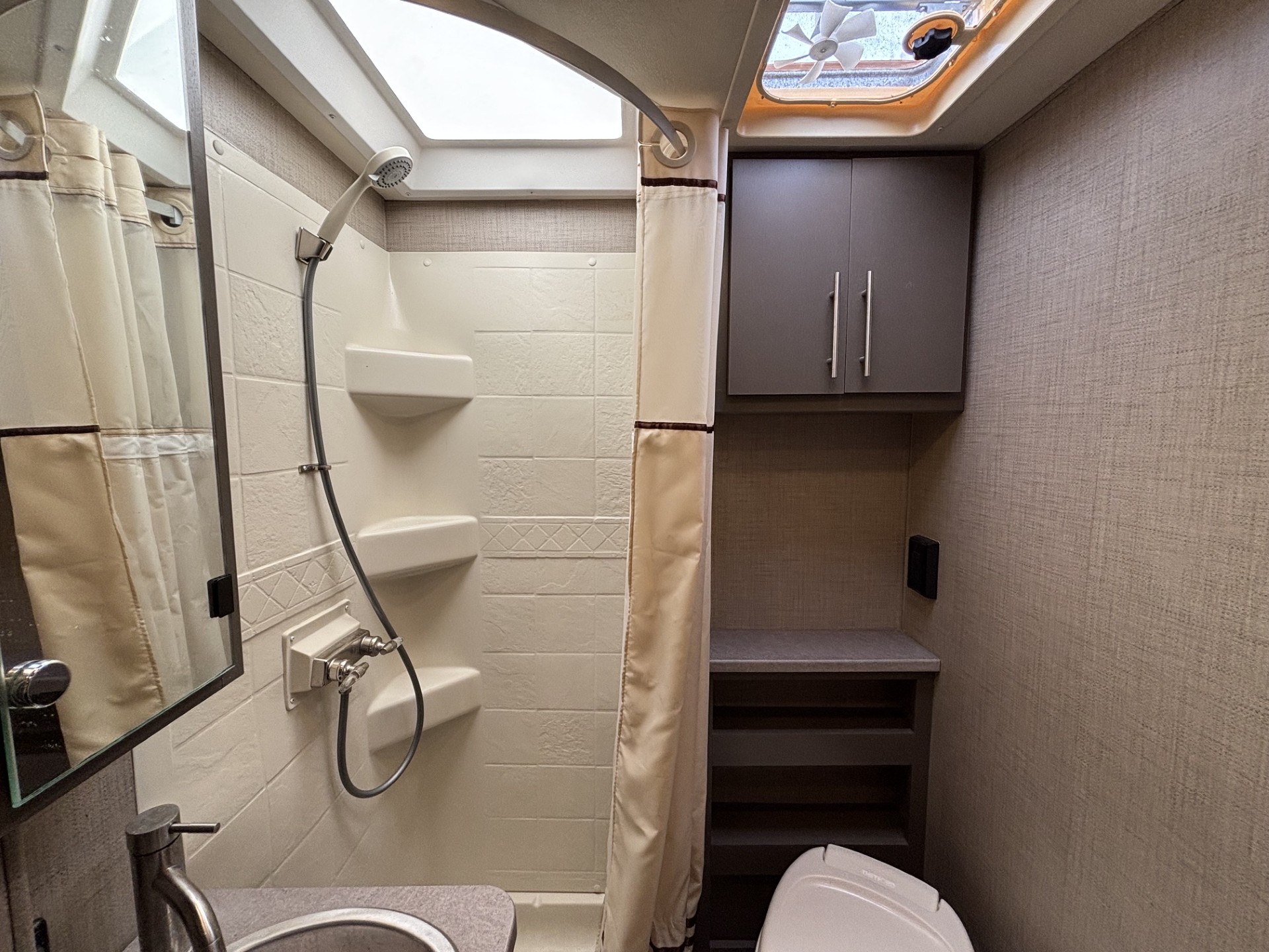 2018 Thor Motor Coach Compass 24TX - Image 18
