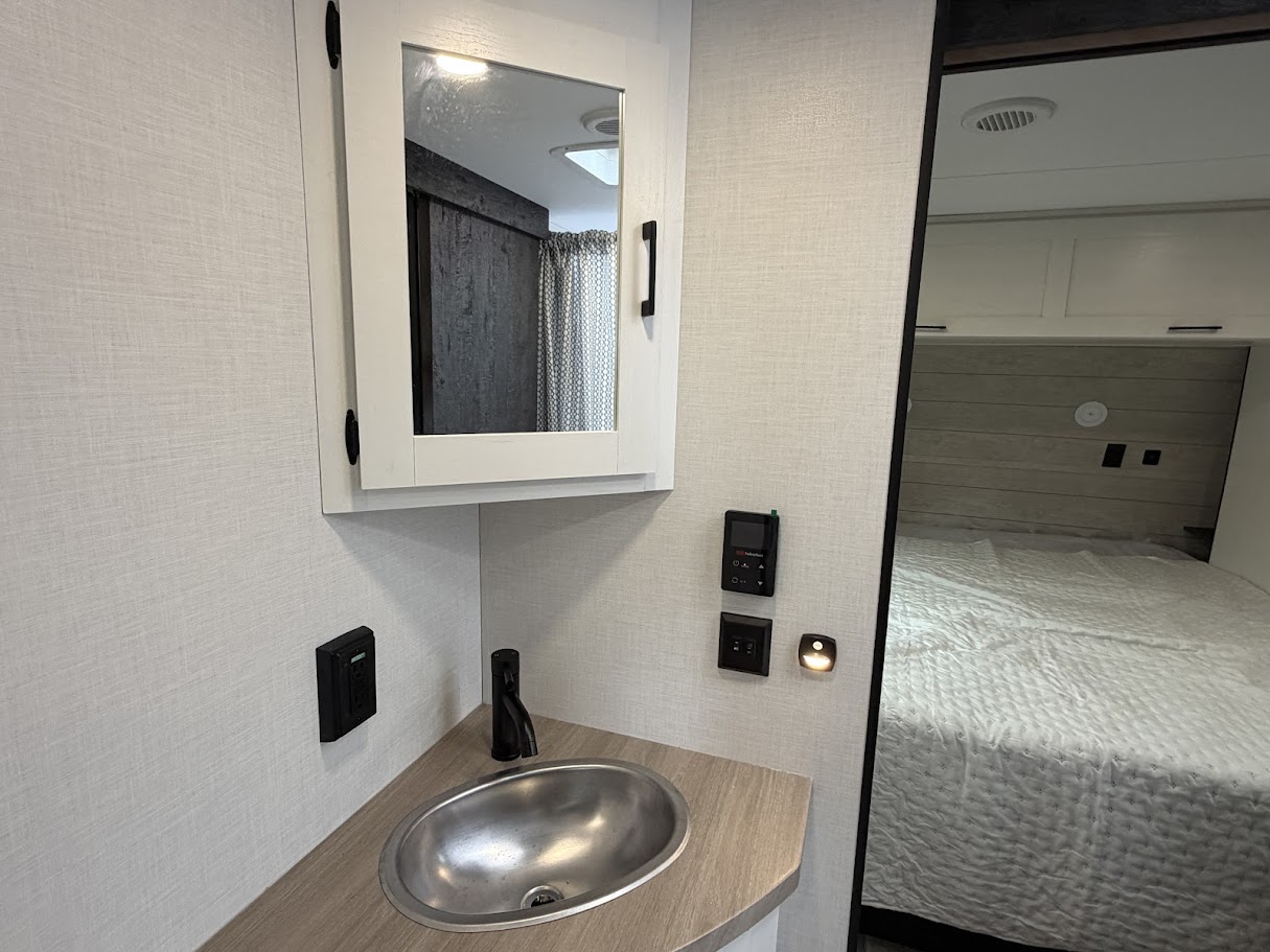 2026 VENTURE RV SIENNA 231VRK - Image 37