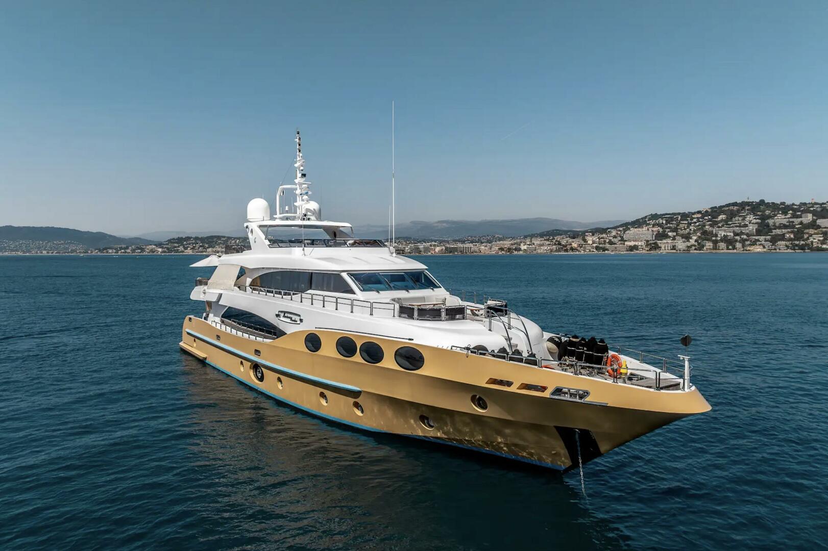2012 Gulf Craft Majesty 125 - Image 1