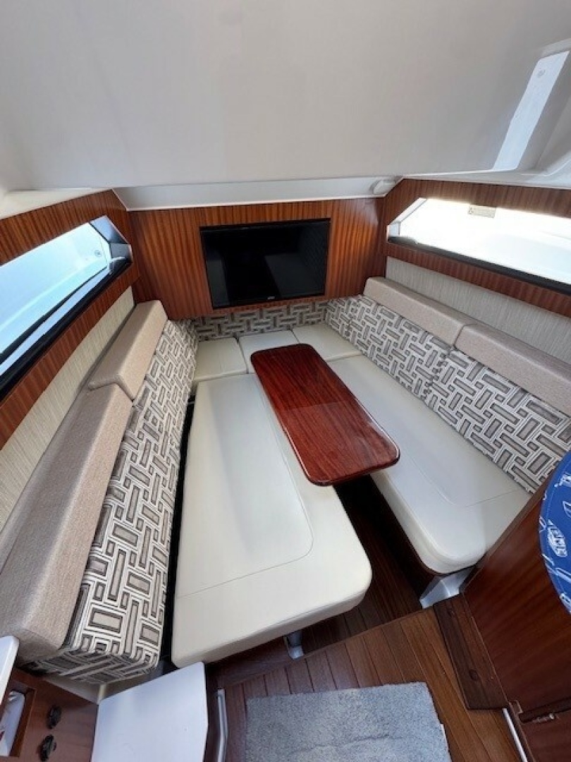 2023 PURSUIT S 428 Sport Base - Image 9