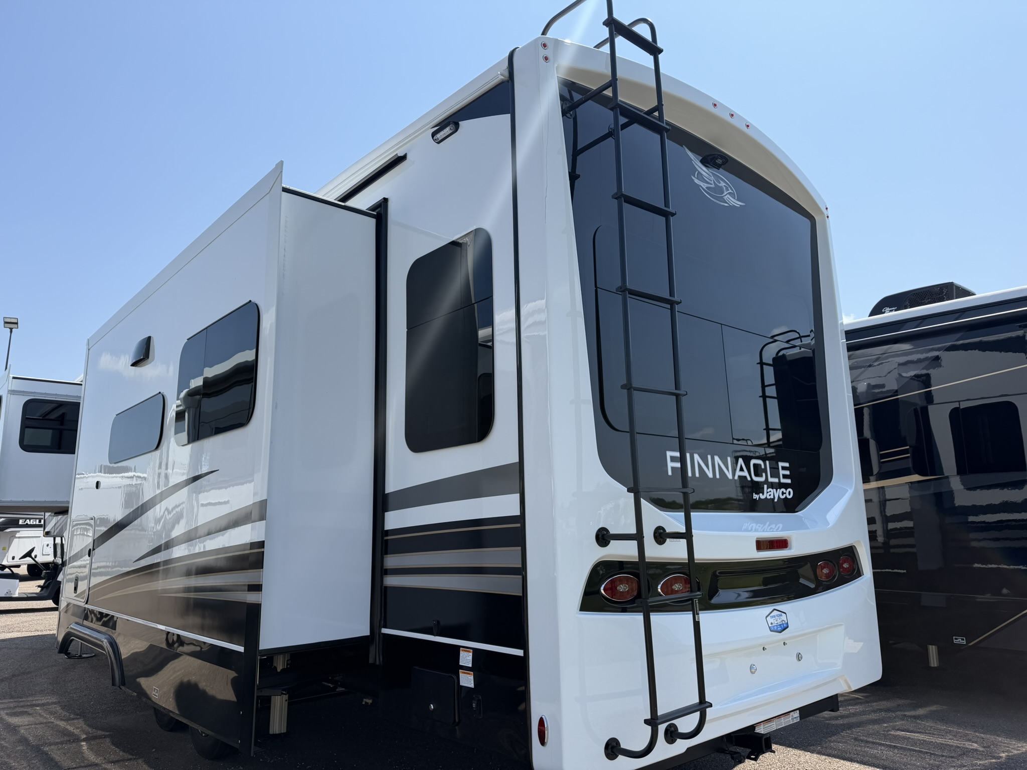 2027 JAYCO PINNACLE 32RLTS - Image 5
