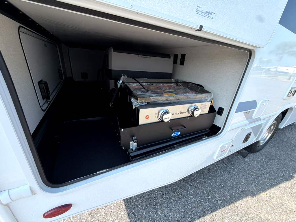 2027 THOR MOTOR COACH MAGNITUDE GA28 - Image 4