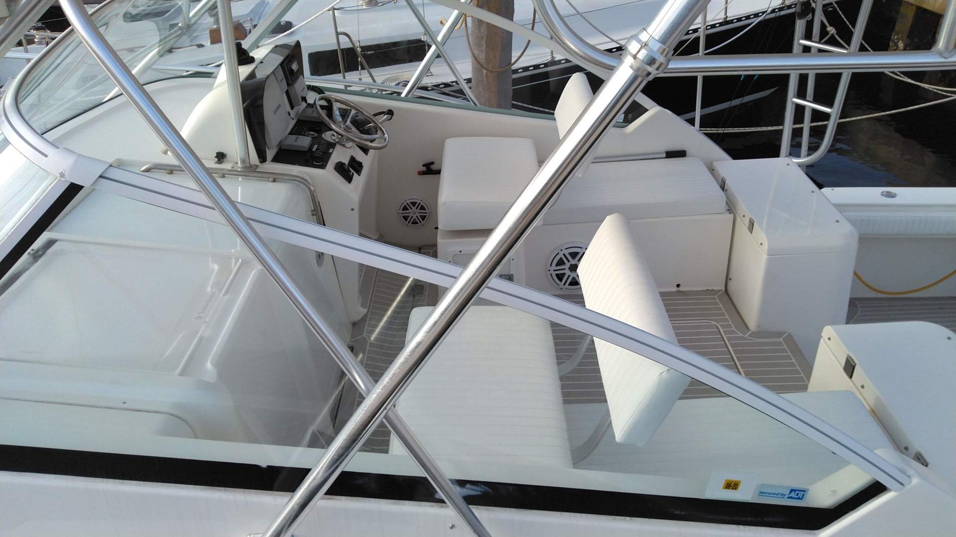 2007 Luhrs 31 Open - Image 4
