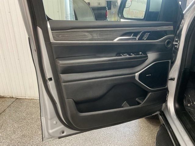 2022 Jeep Wagoneer Utility 4D Series II 4WD - Image 16