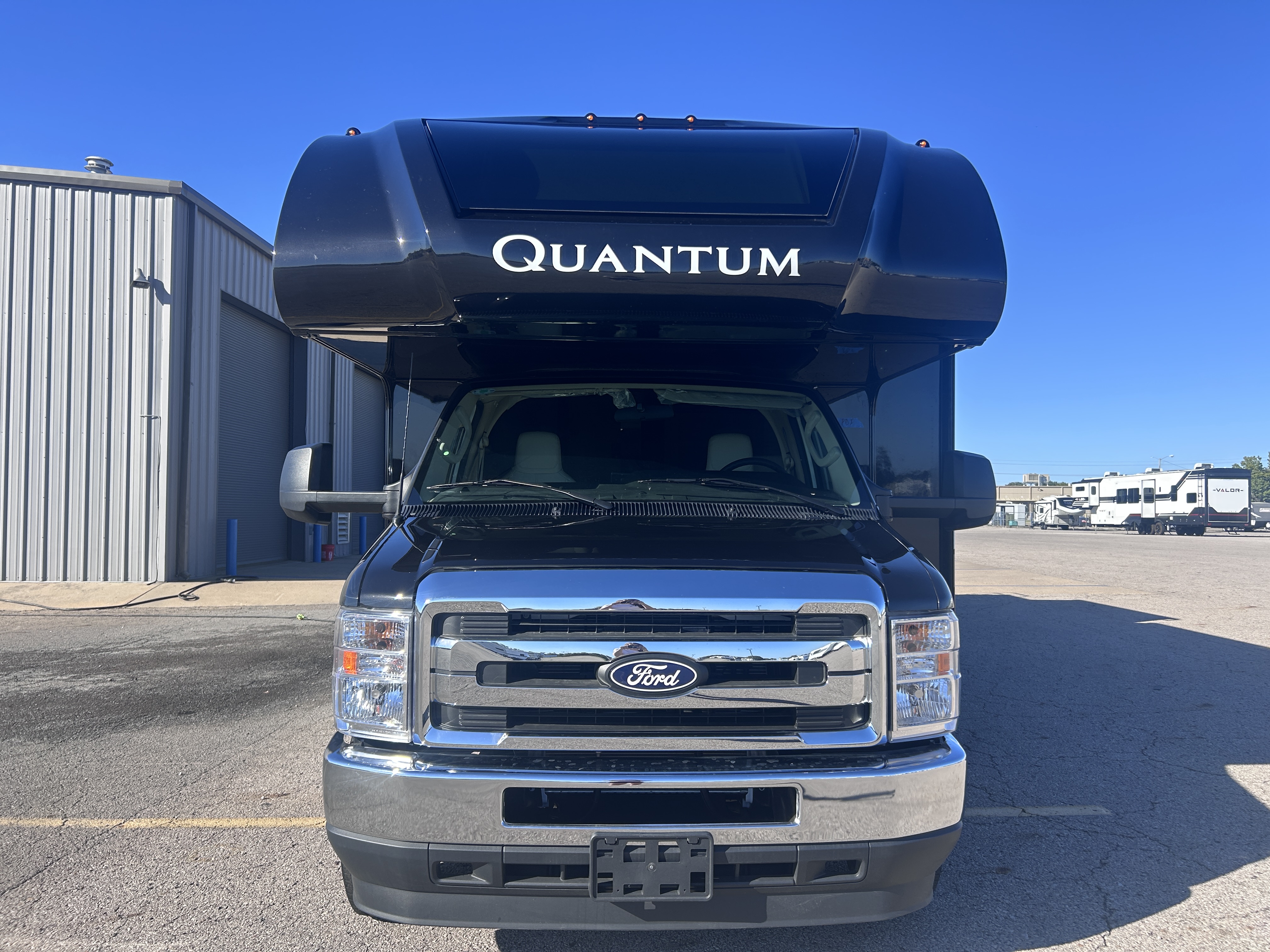 2027 Thor Motor Coach QUANTUM KW29 - Image 3