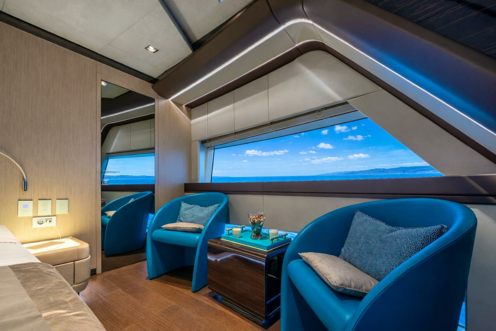 2018 Dominator Yachts Dominator Ilumen Base - Image 13