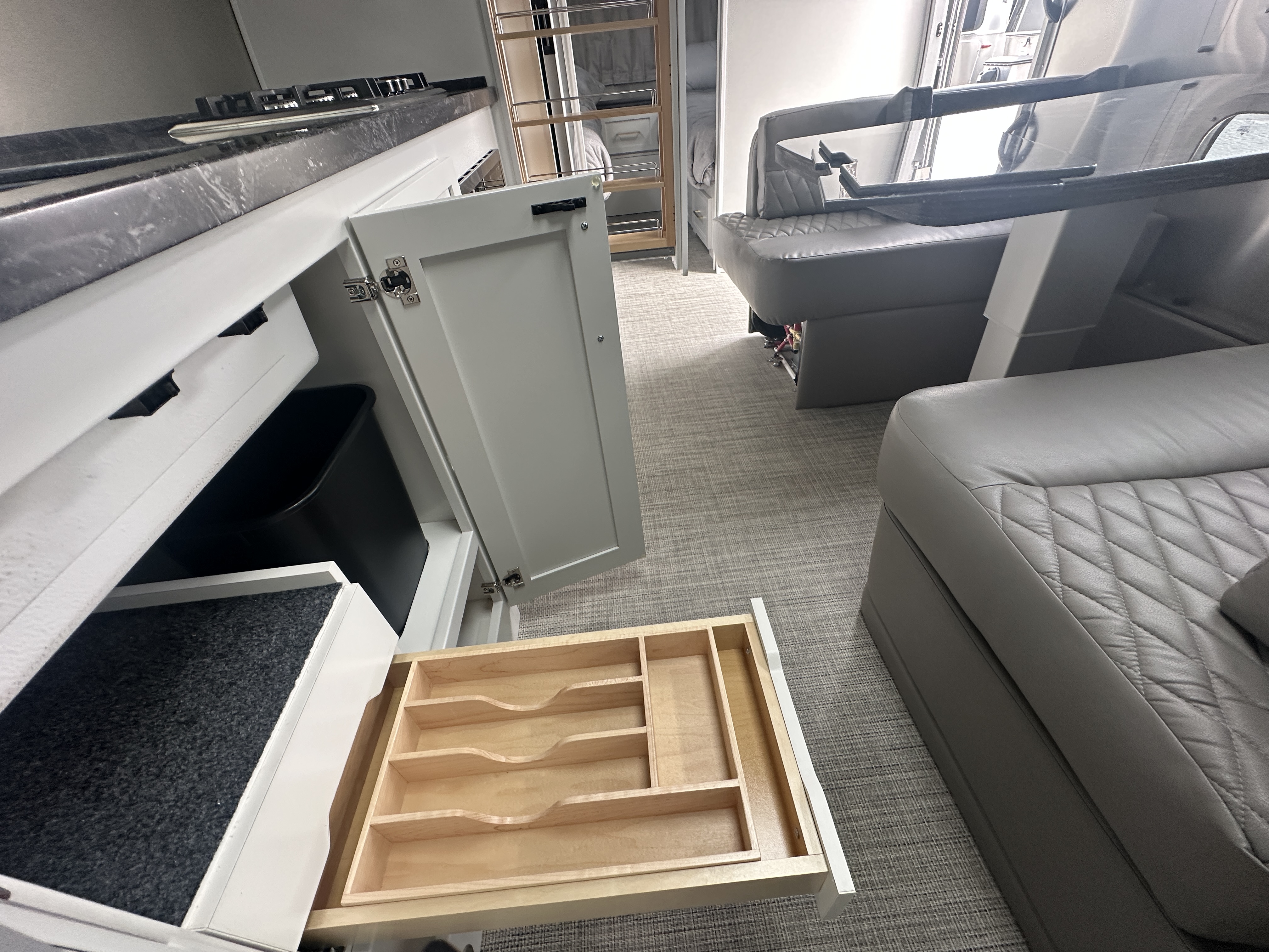 2026 Airstream Classic 33FB - Image 17