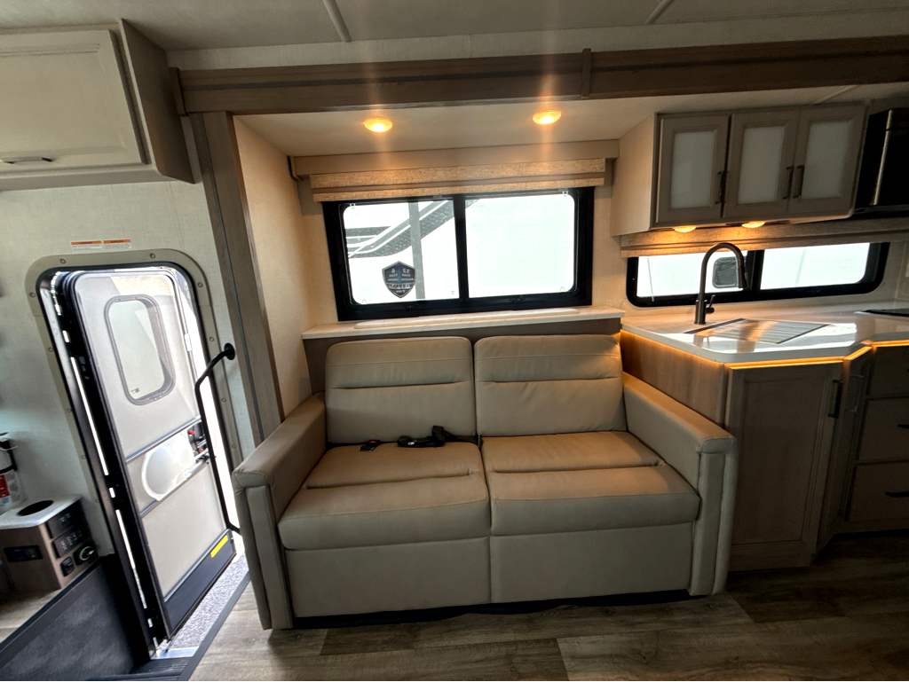 2027 THOR MOTOR COACH HURRICANE 35A - Image 17