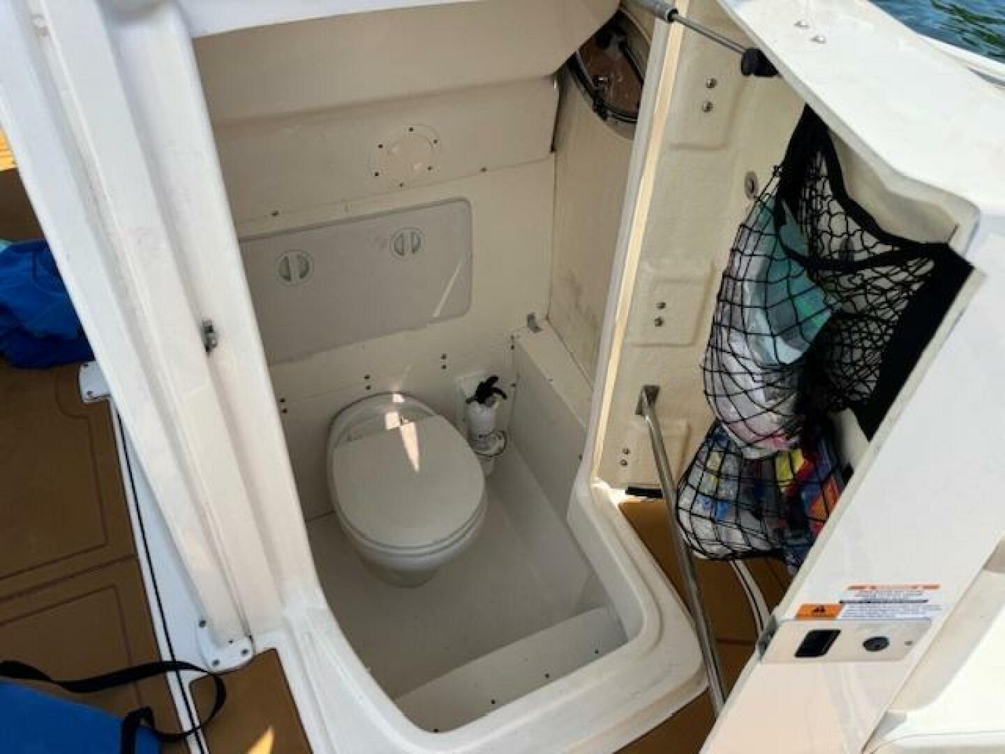 2021 Robalo R242 Center Console Base - Image 18