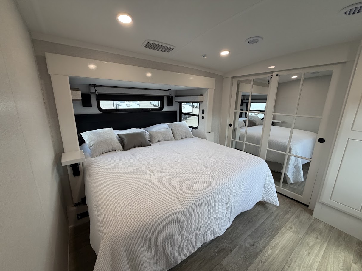 2027 JAYCO PINNACLE 32RLTS - Image 39