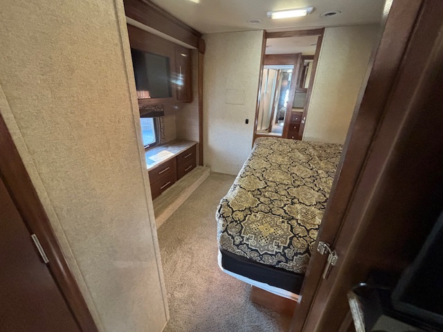 2014 Coachmen Cross Country 404RB - Image 27