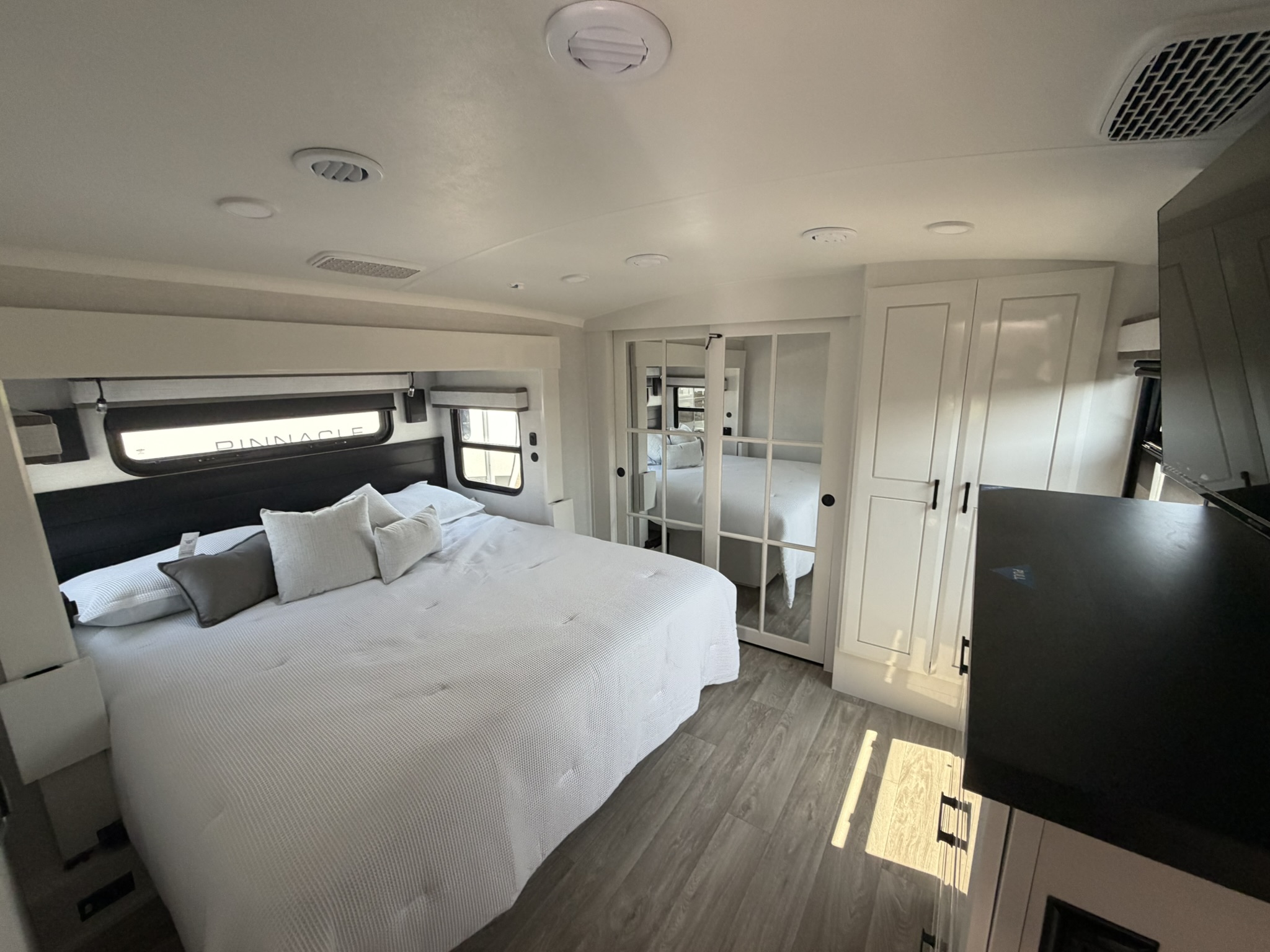 2027 JAYCO PINNACLE 32RLTS - Image 45